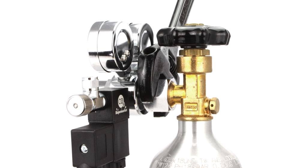 Tighten dual stage regulator to CO2 cylinder