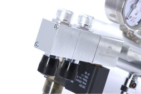 Photo showing extra manifold fitted to a Ultimate-Pro CO2 regulator