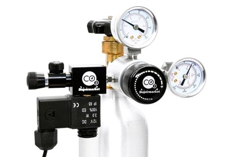 Single stage CO2 regulator attached to Horizontal Cylinder