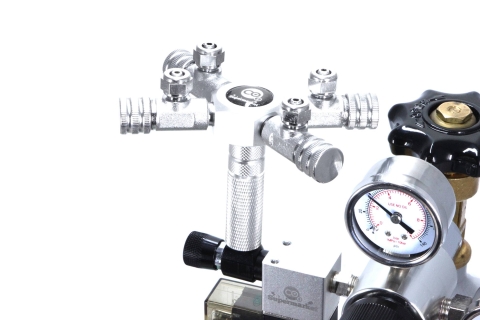 4-Way splitter connected to a CO2 regulator