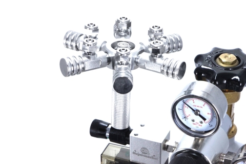 6-Way splitter connected to a CO2 regulator